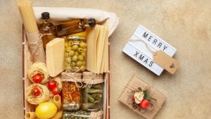 Il regalo di Natale perfetto è il cesto di cibo, sì ai salumi secondo l'esperta di Bon Ton