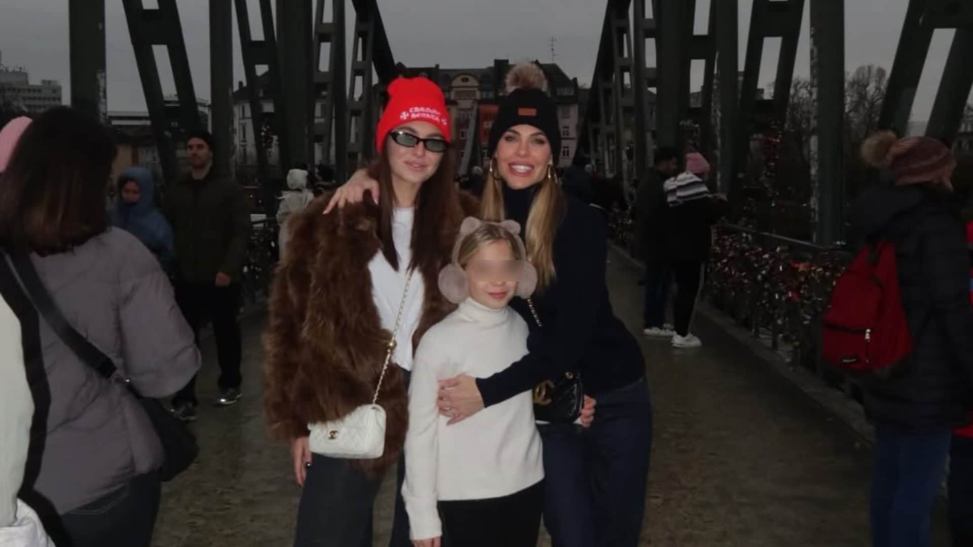 Chanel Totti ai mercatini di Natale con la famiglia: "È il mio periodo dell’anno preferito"