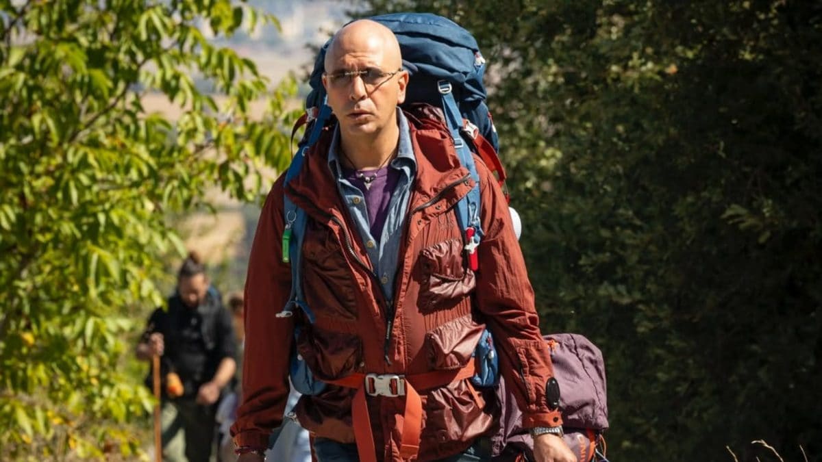 Checco Zalone sul cammino di Santiago in una scena di Buen Camino