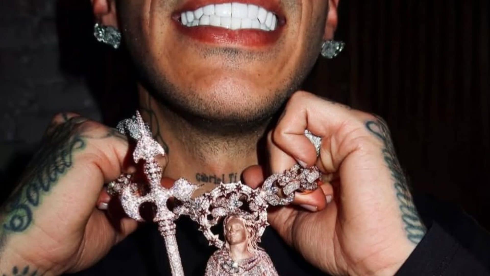 Sfera Ebbasta festeggia il compleanno con un gioiello: la collana con la Madonnina vale mezzo milione