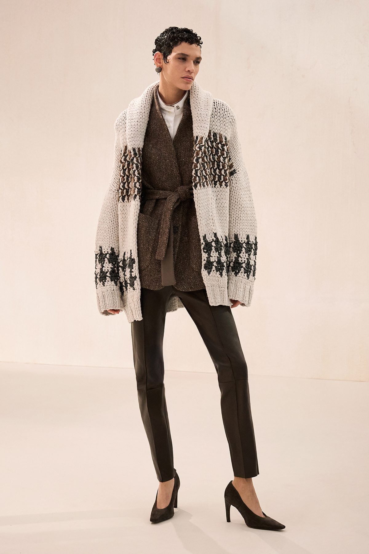 Il maxi cardigan di Brunello Cucinelli con pantaloni slim