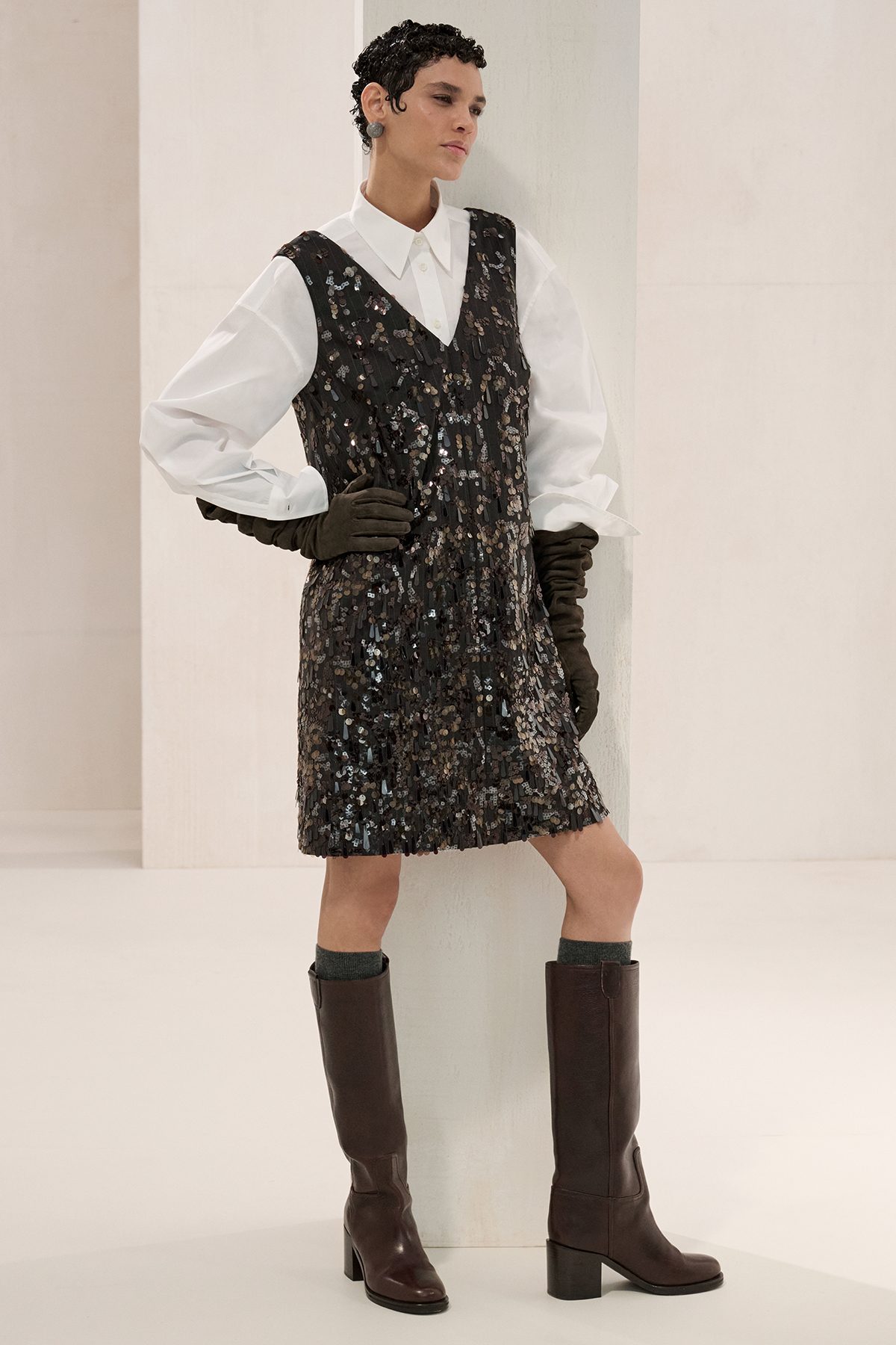 Abito di paillettes indossato su camicia bianca Brunello Cucinelli