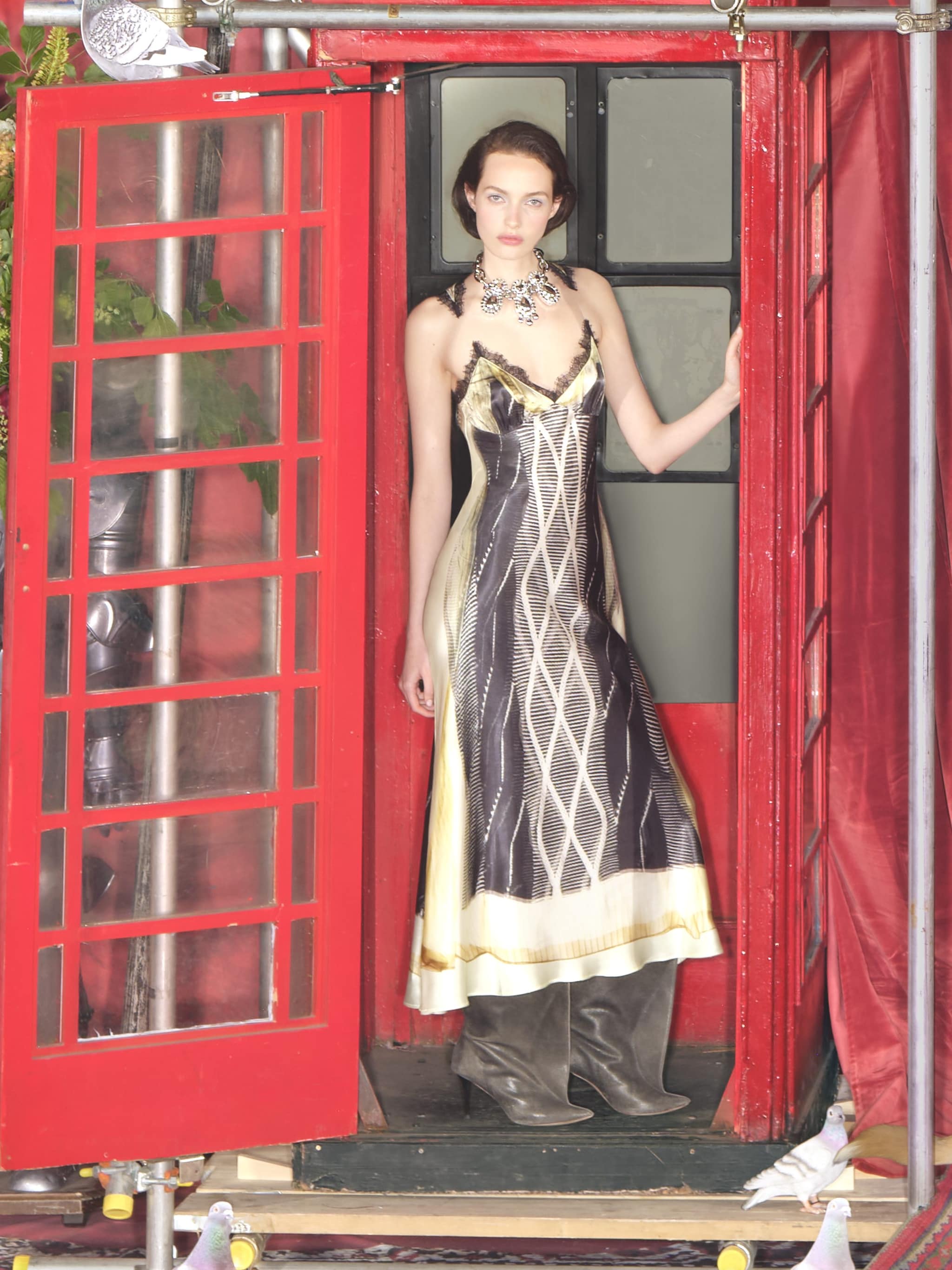 Slipdress con orli in pizzo H&M by Glenn Martens abbinato a stivali alti