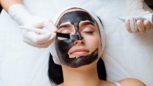 Dalle maschere al carbone alle mensole sospese: le tendenze a cui diremo addio nel 2026