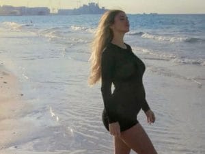 Diletta Leotta come una dea: le feste di Natale iniziano in spiaggia col tubino che fascia il pancione