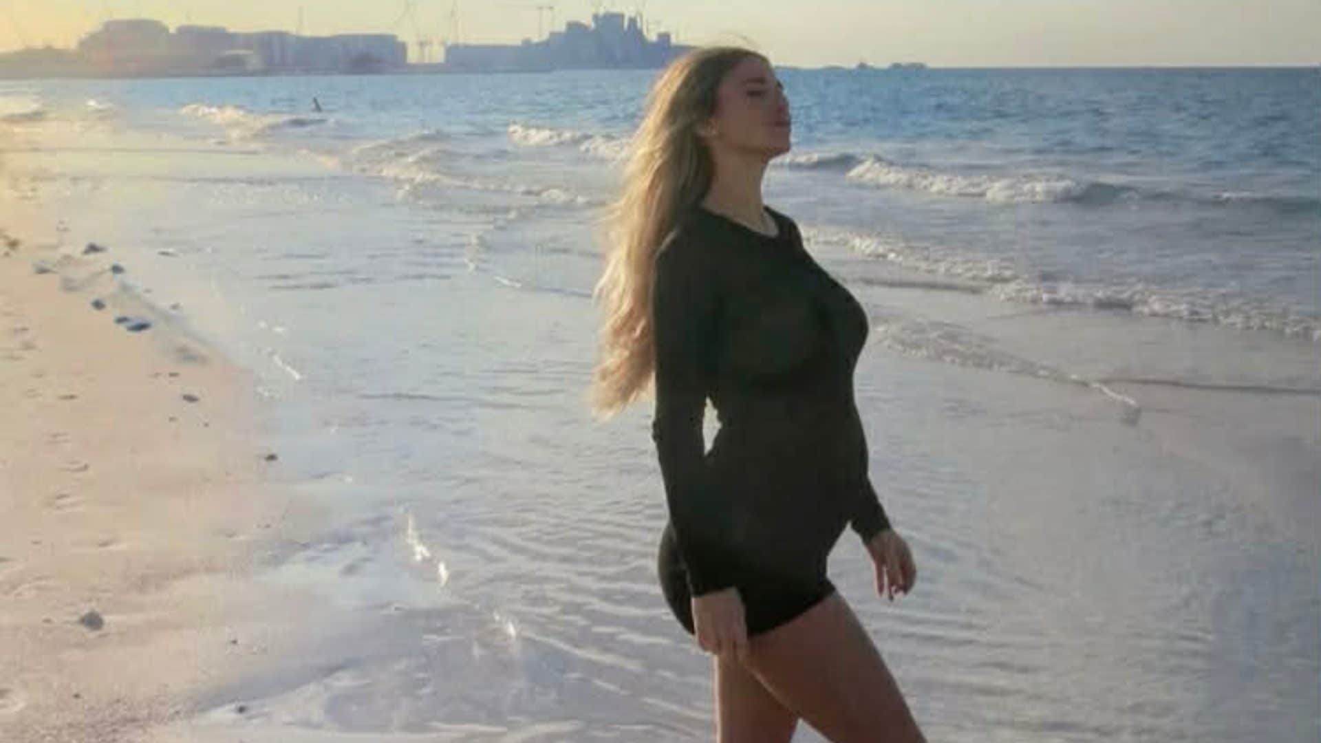 Diletta Leotta come una dea: le feste di Natale iniziano in spiaggia col tubino che fascia il pancione