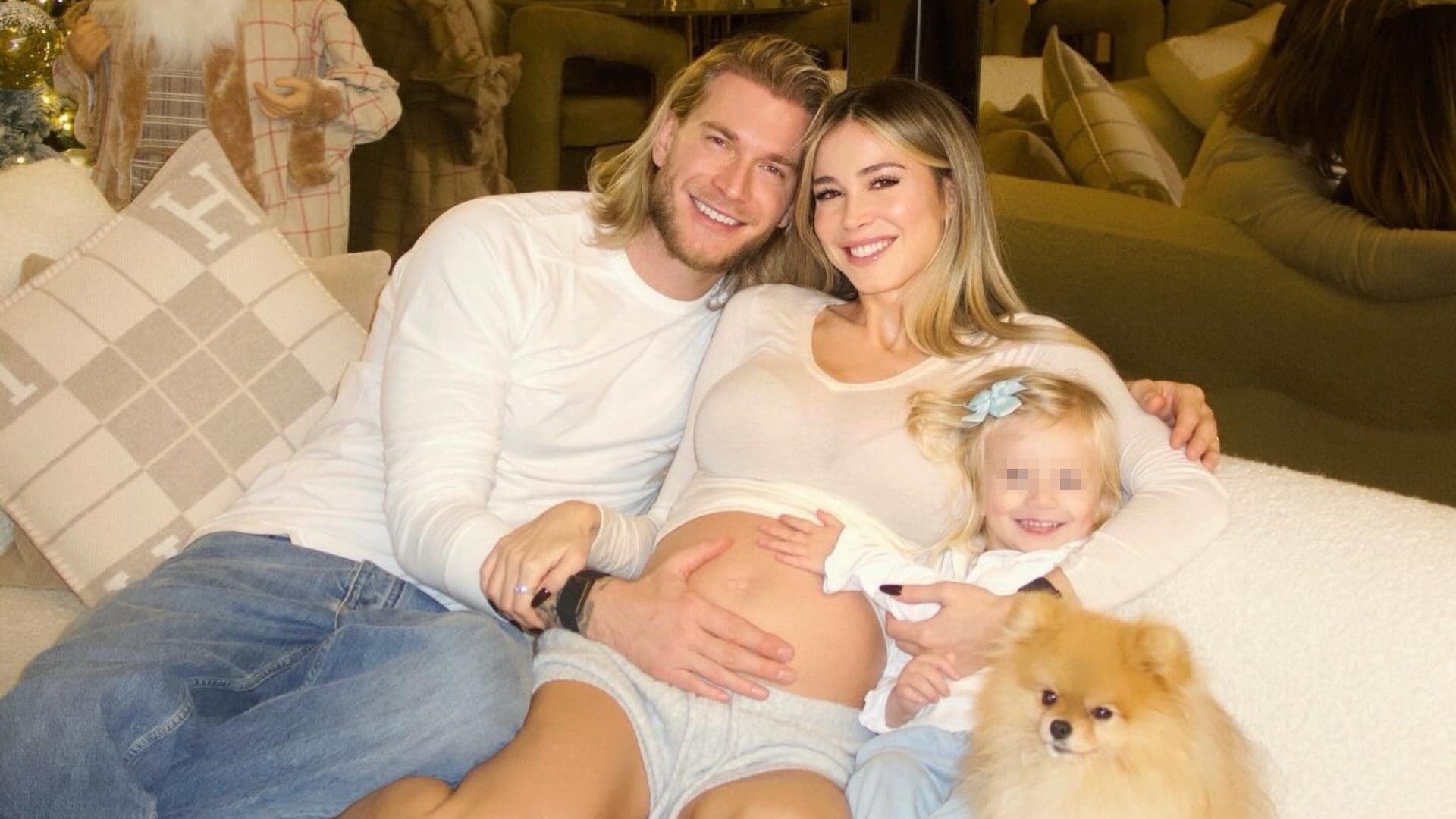 Il primo look premaman di Diletta Leotta: annuncia la gravidanza in coordinato con Aria e Loris Karius