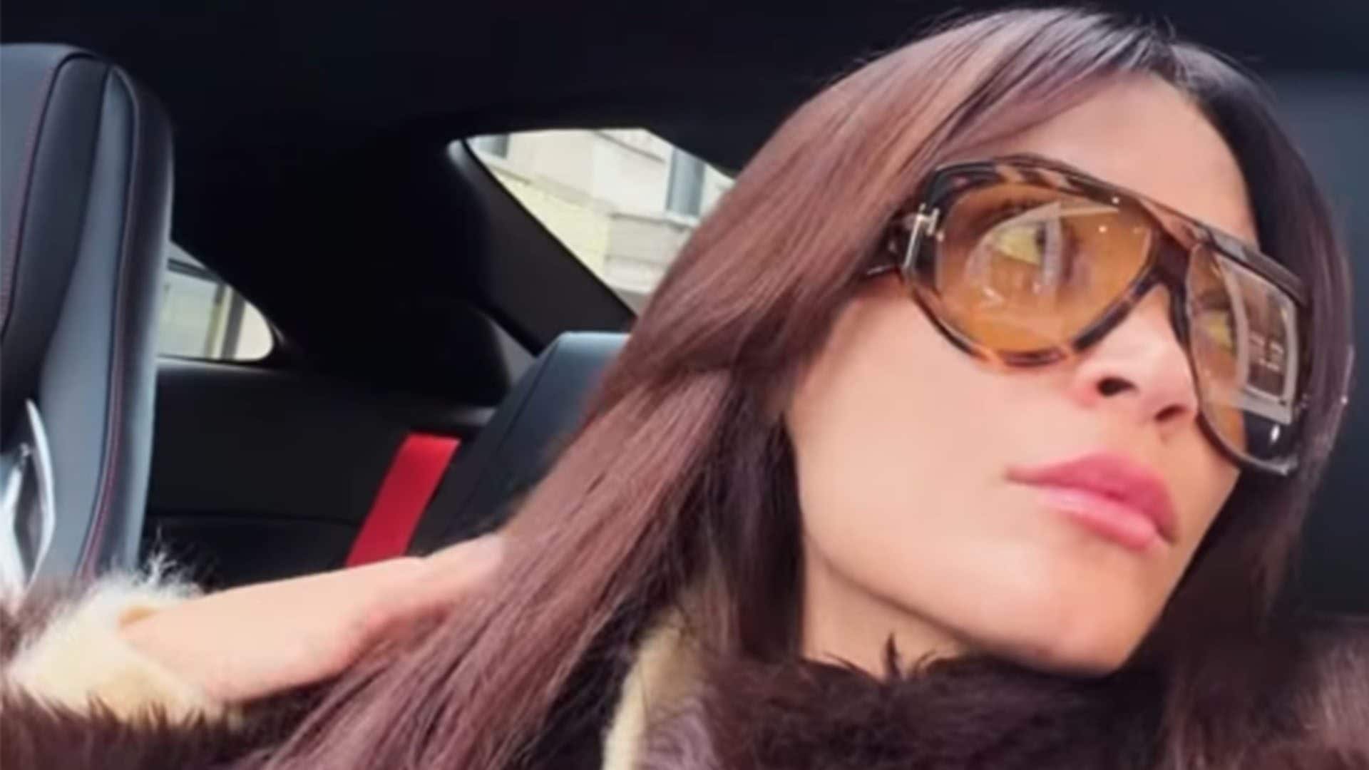 Elodie cambia ancora look: la trasformazione con capelli lunghi castani e frangia