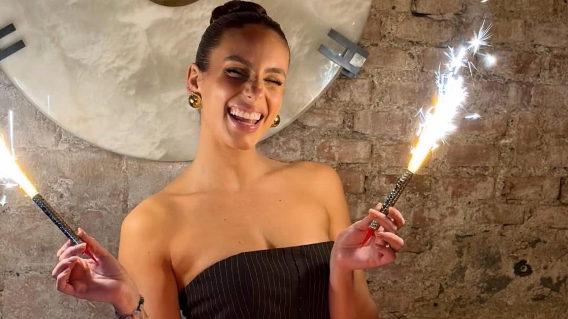 Il compleanno di Emily Pallini: sulla torta ci sono i titoli di giornale dedicati a lei