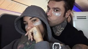 Fedez si prepara a Sanremo tra patch anti-occhiaie e orologio di lusso