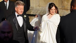 Gordon Ramsay accompagna la figlia Holly all'altare: la sposa con velo e maxi mantello