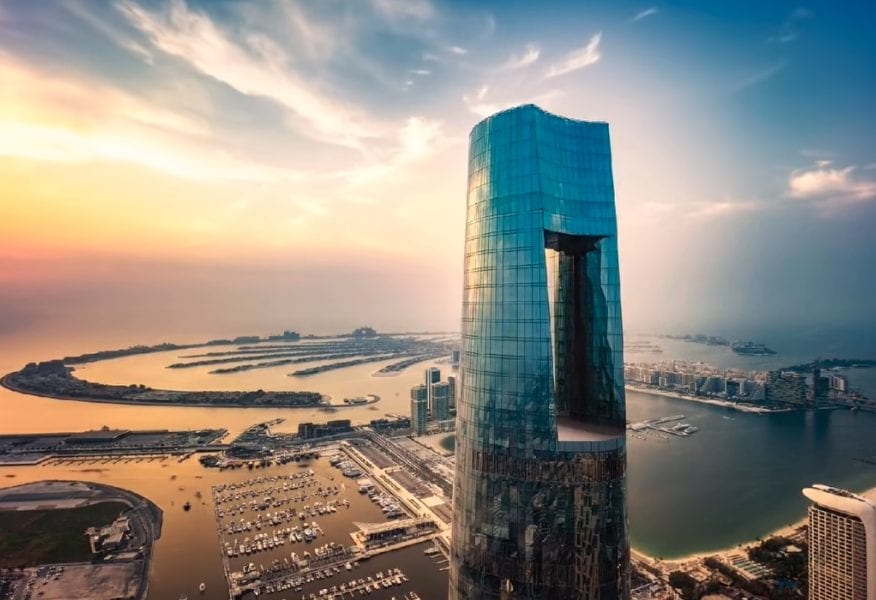 Apre l'hotel più alto del mondo: a cosa serve lo spazio vuoto chiamato "cruna dell'ago"