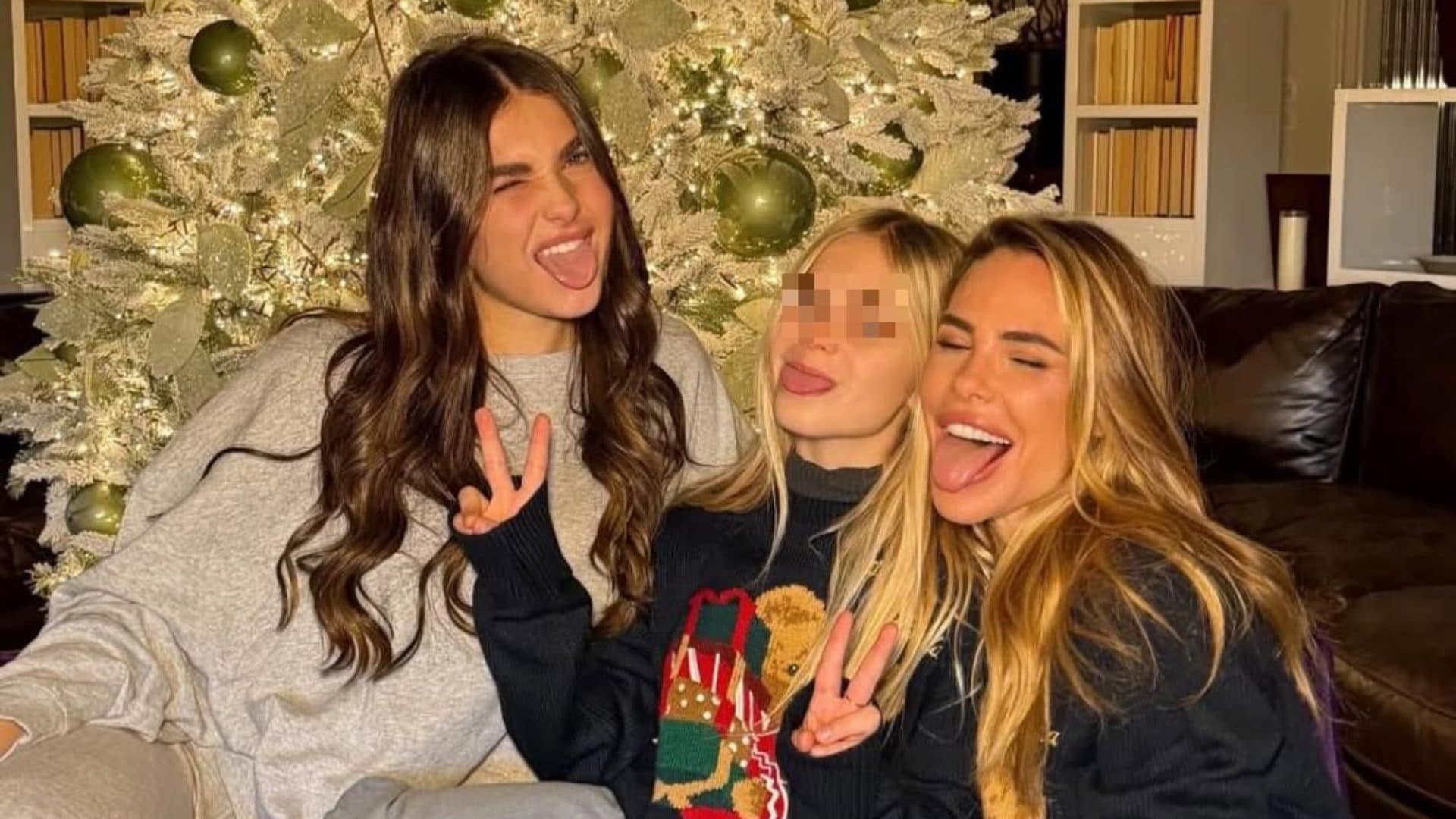 Natale in famiglia per Ilary Blasi, che rilancia il "maglione brutto" delle feste