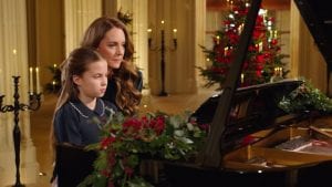 Il video della sorpresa di Natale di Kate Middleton: il significato del duetto al pianoforte con Charlotte