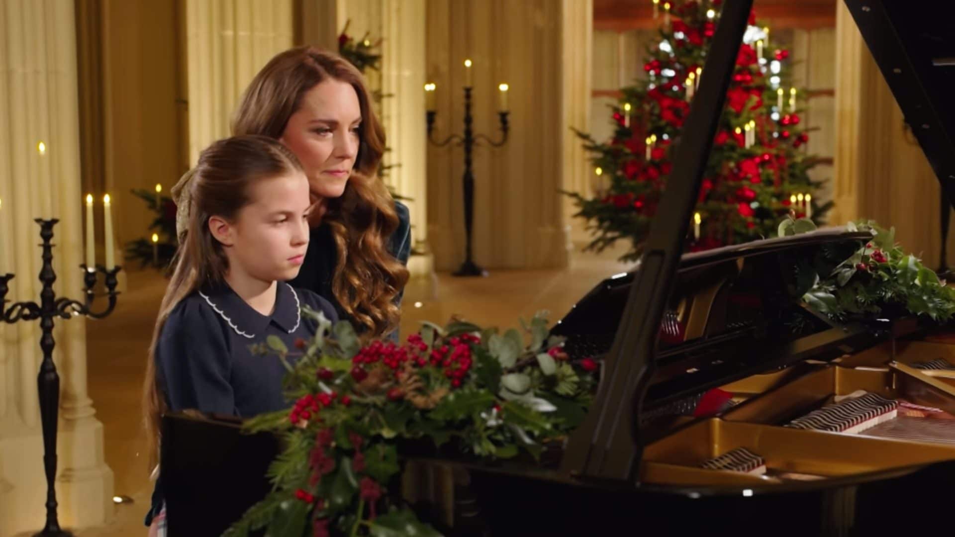 Il video della sorpresa di Natale di Kate Middleton: il significato del duetto al pianoforte con Charlotte