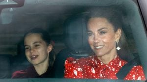 Kate Middleton in rosso col fiocco tra i capelli: il look per il pranzo pre-natalizio