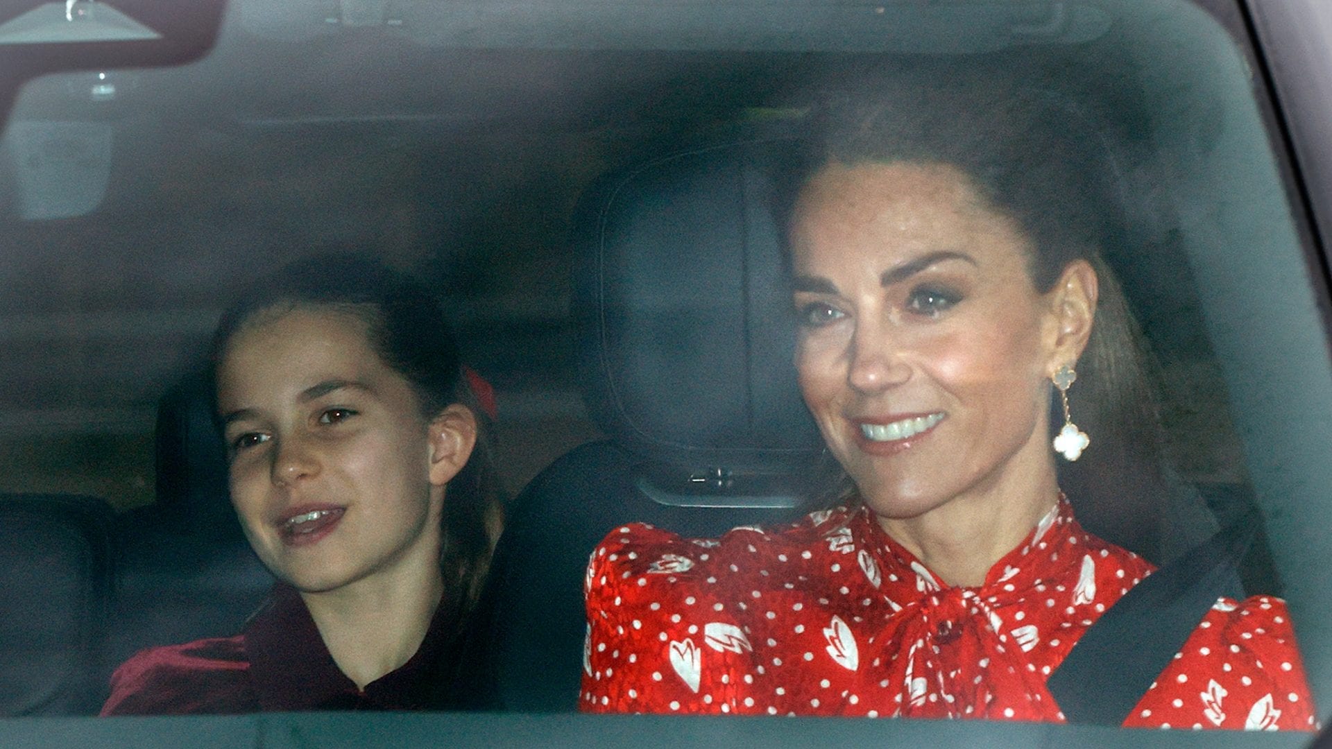 Kate Middleton in rosso col fiocco di velluto tra i capelli: il look per il pranzo pre-natalizio