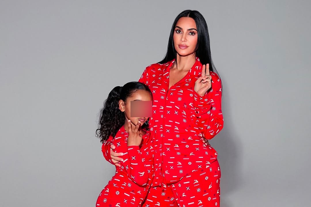 Kim Kardashian con la figlia nella foto di Natale