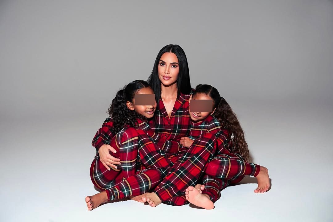 Le foto di Natale in pigiama di Kim Kardashian