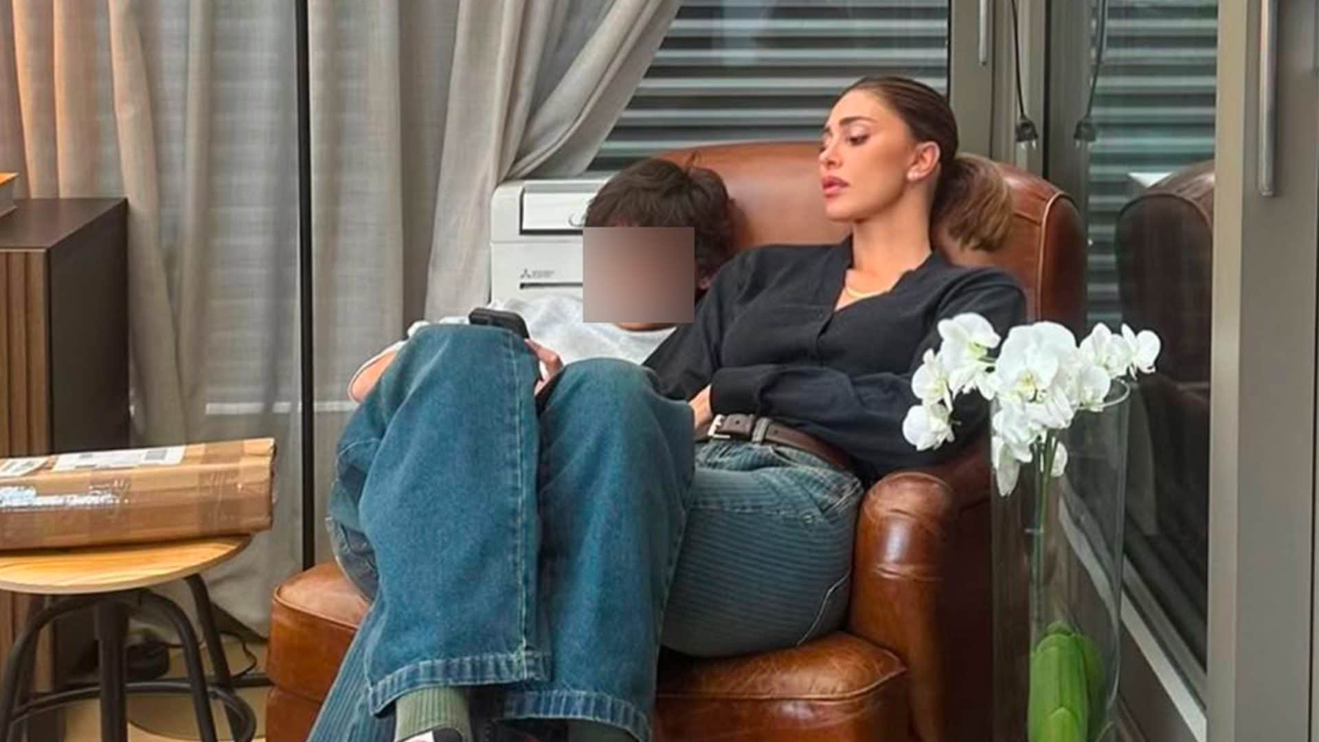 Il Natale basic di Belén Rodriguez con maglione e jeans, prima di volare via in tuta per Capodanno