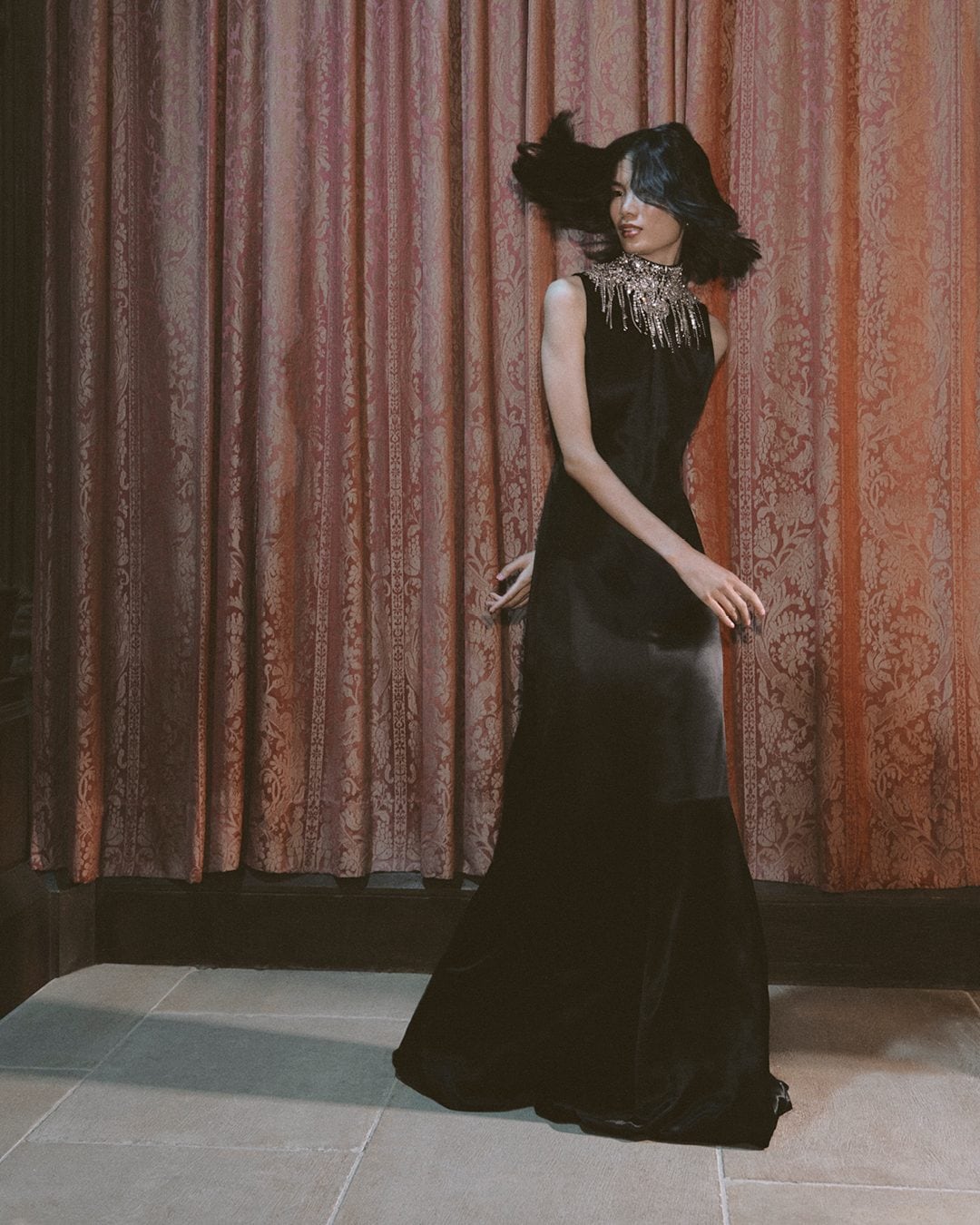 Abito con decoro gioiello sul collo McQueen