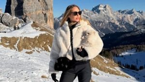 Il look da neve di Ilary Blasi: la pelliccia bianca si abbina al nuovo cagnolino