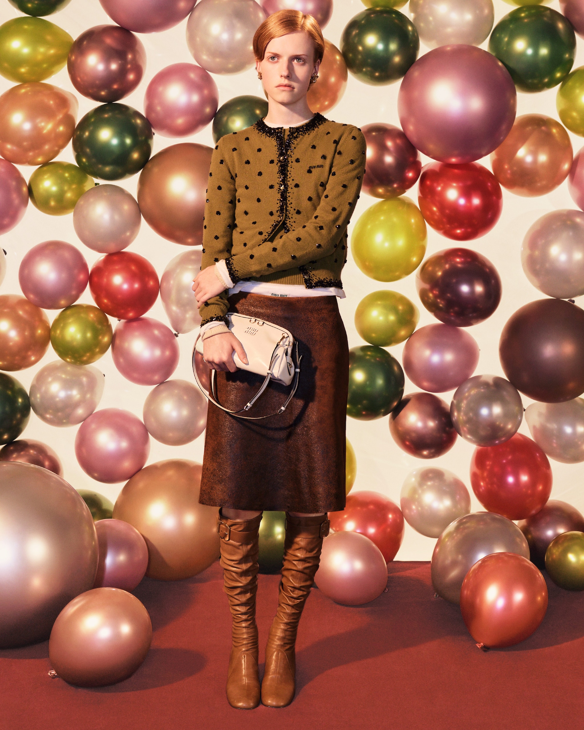 Look con cardigan e gonna Miu Miu