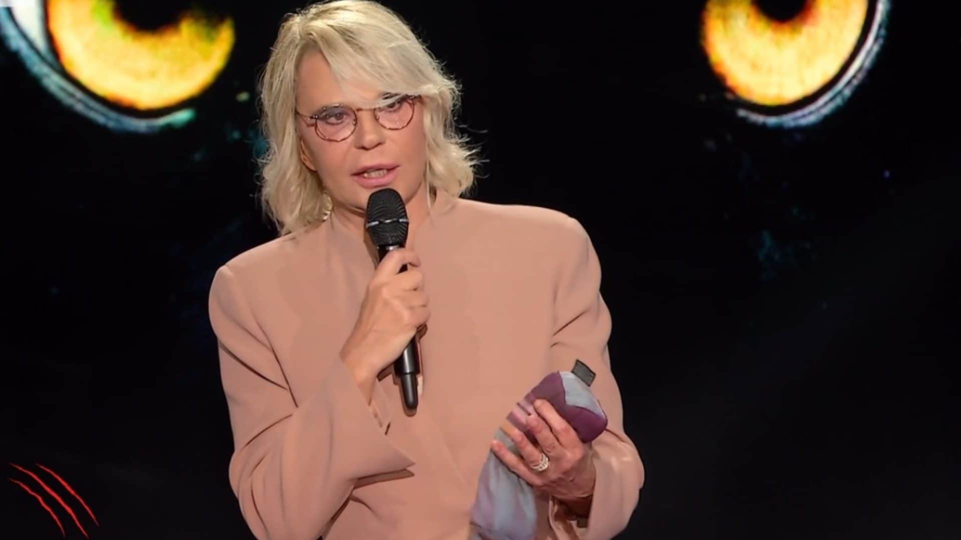 Maria De Filippi regina del riciclo, intervista a Belve con l'abito che aveva già indossato