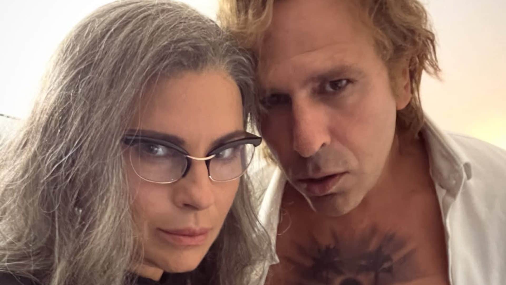 La trasformazione di Martina Colombari in Buen Camino: coi capelli grigi nel film di Checco Zalone