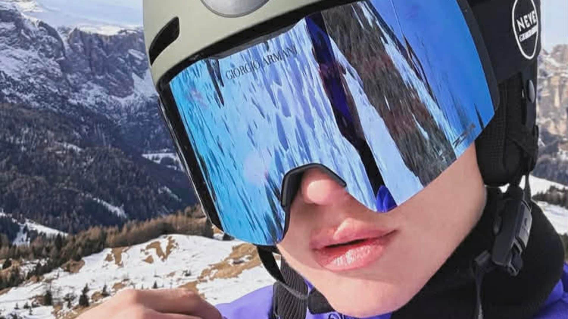 Michelle Hunziker, vacanze di Natale sulla neve: il casco da sci è griffato e nasconde un dolce omaggio