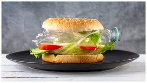 Microplastiche, biologa spiega l'effetto sul corpo e cosa evitare