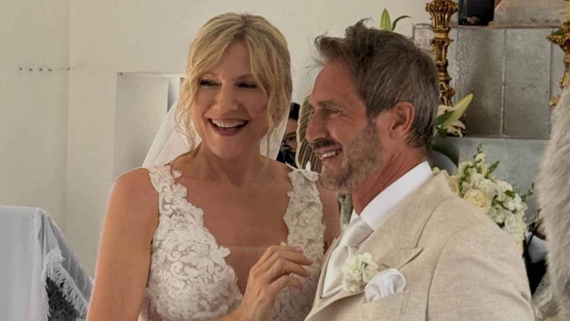 L'abito da sposa in pizzo di Natasha Stefanenko: nozze bis col marito Luca Sabbioni dopo 30 anni