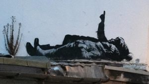 I bambini che guardano il cielo di Banksy: cosa significa il nuovo murale comparso a Londra