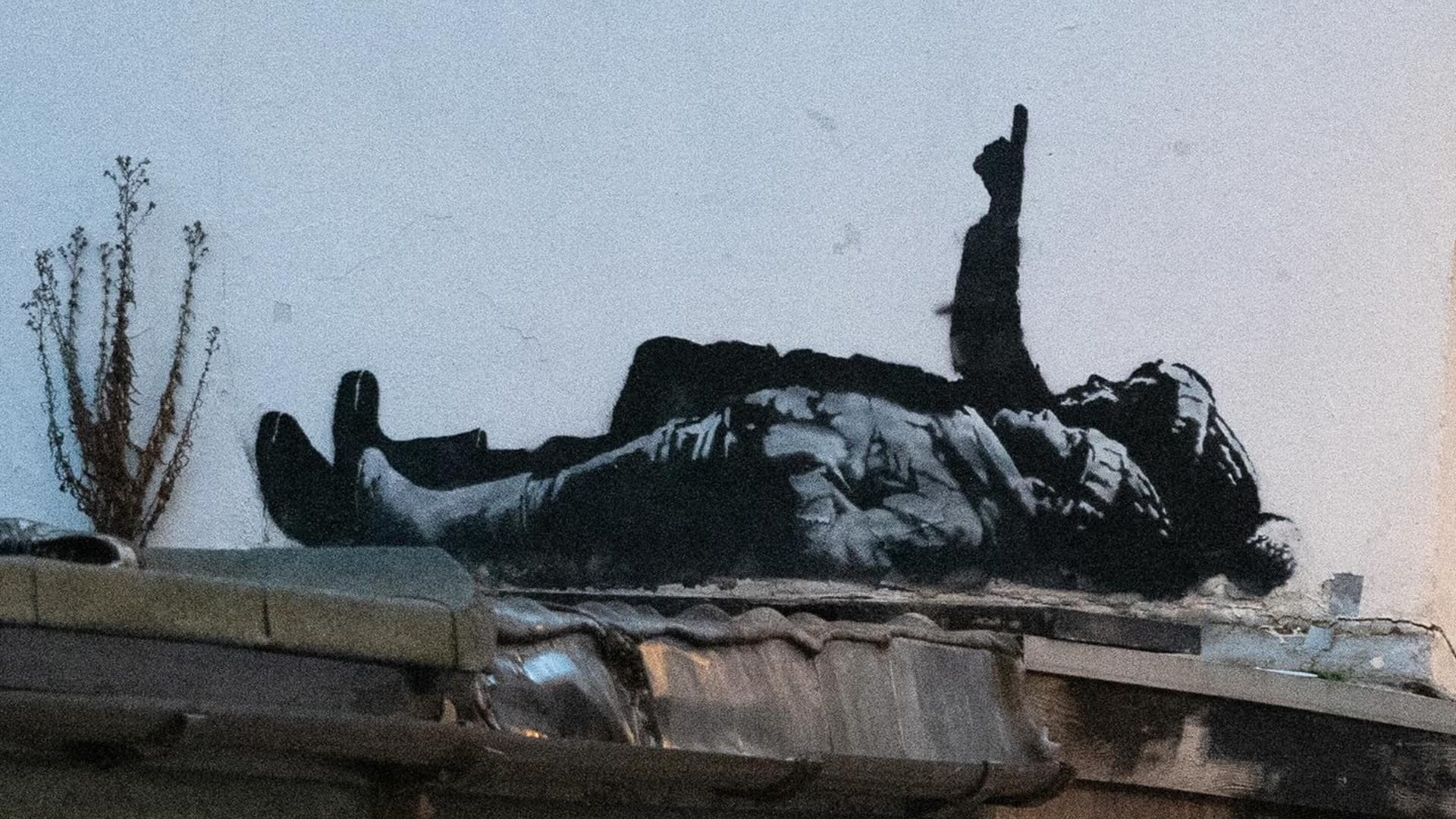 I bambini che guardano il cielo di Banksy: cosa significa il nuovo murale comparso a Londra