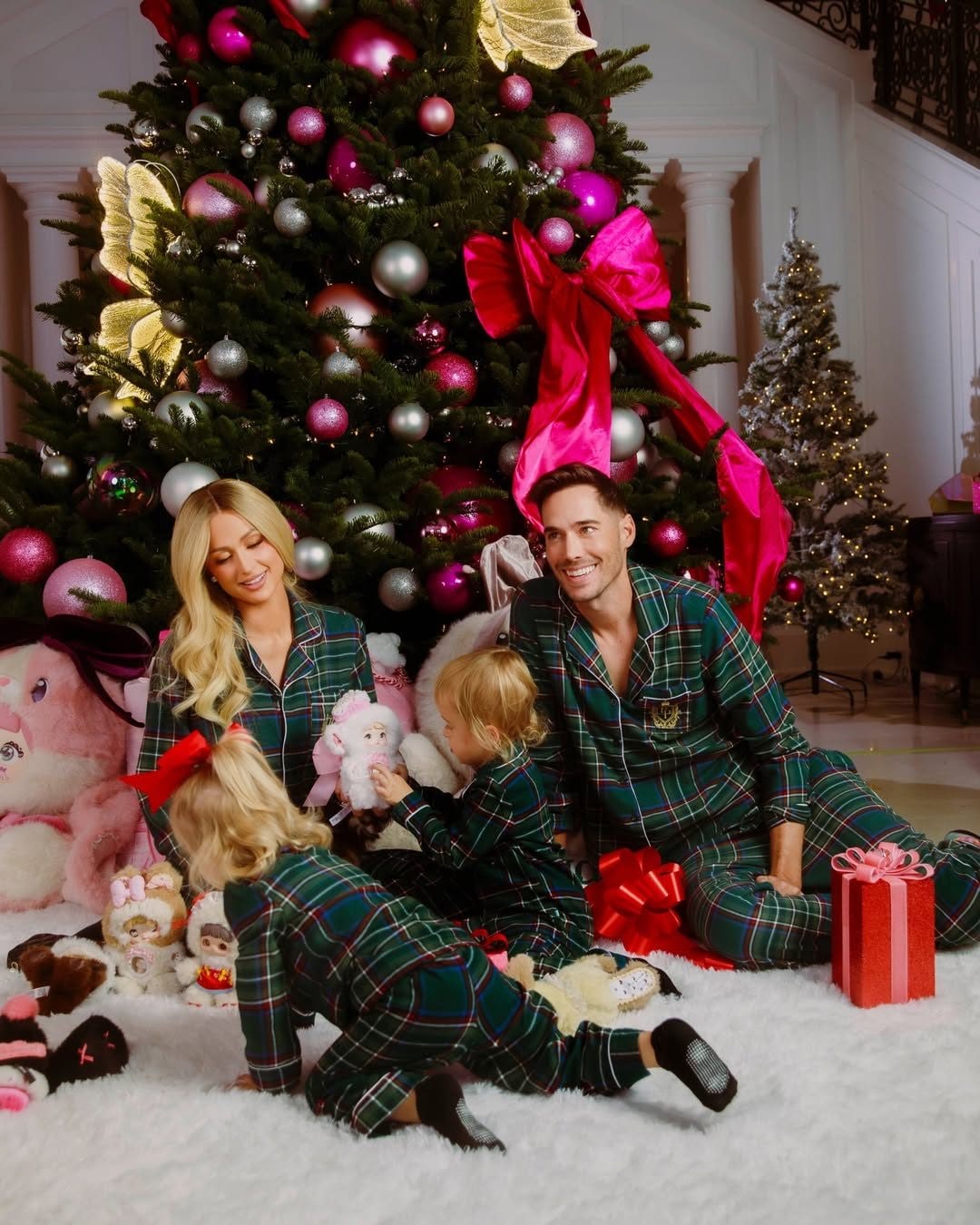 Paris Hilton in pigiama con la famiglia