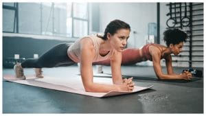 Quanto riesci a stare in plank? Il tempo rivela la tua età biologica