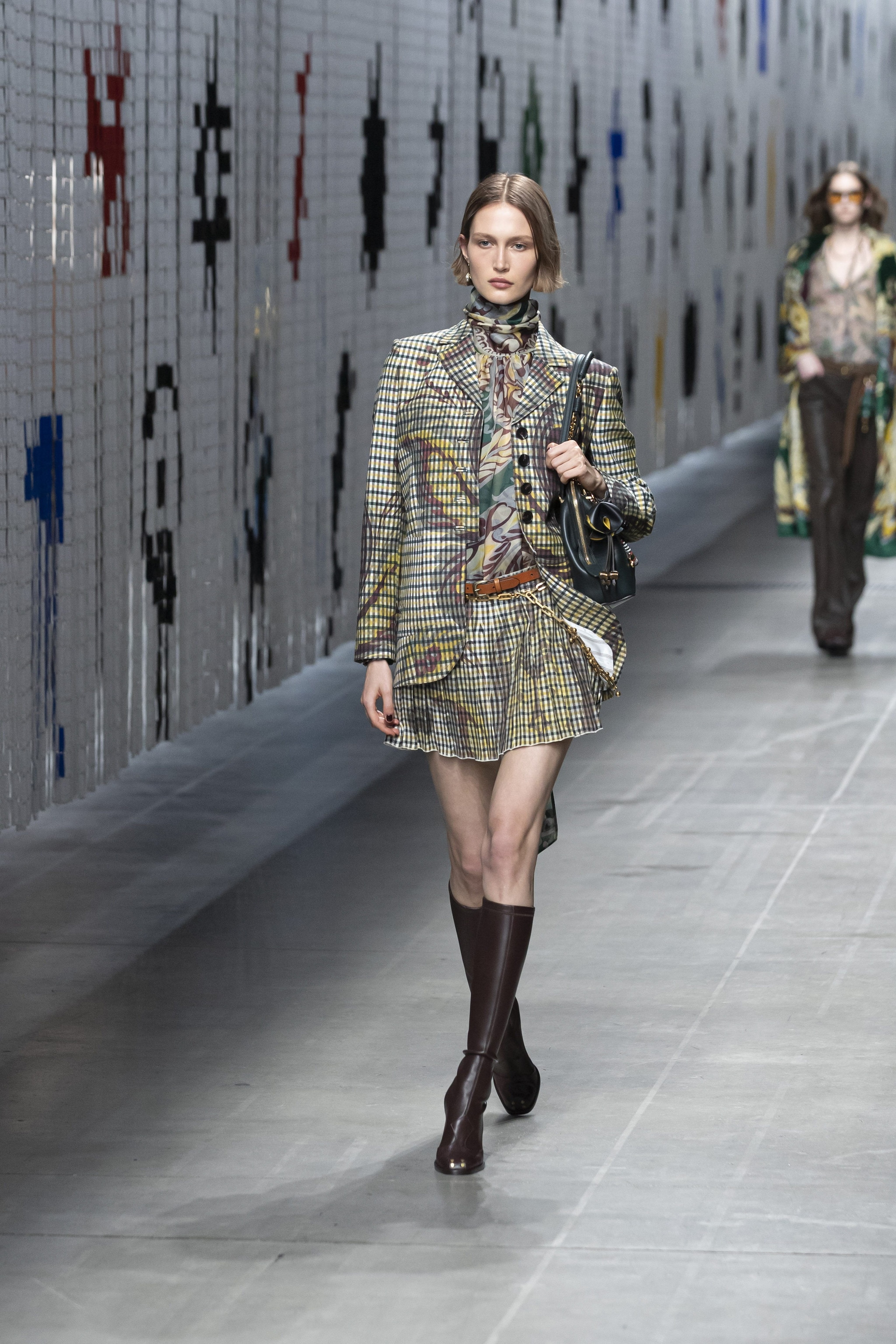 Look con stivali Etro