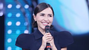 Serena Brancale cambia look, addio biondo: a Sarà Sanremo 2025 coi capelli castani naturali