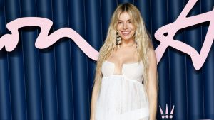 Sienna Miller col pancione annuncia la gravidanza con l’abito trasparente
