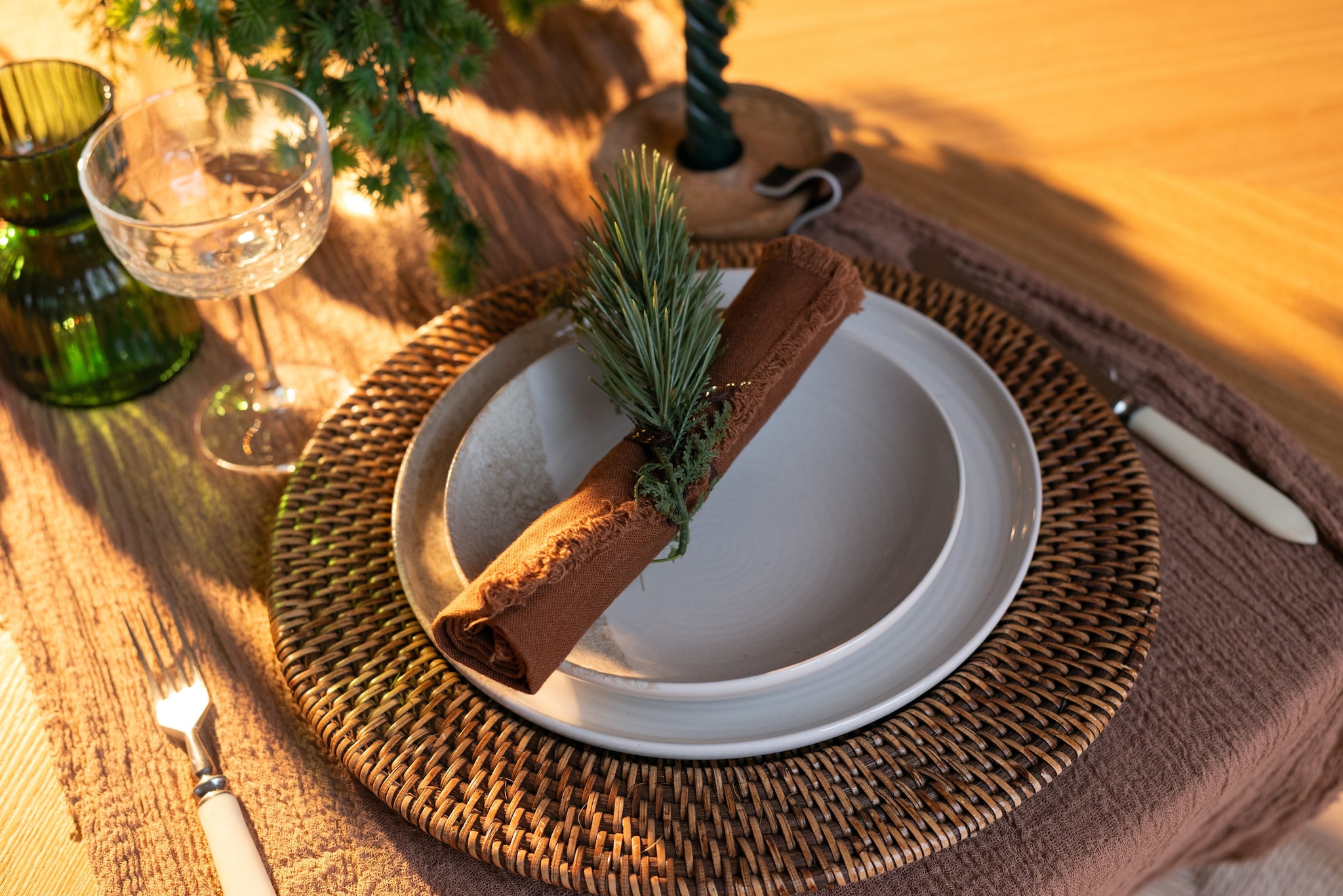 Elementi naturali sulla tavola di Natale