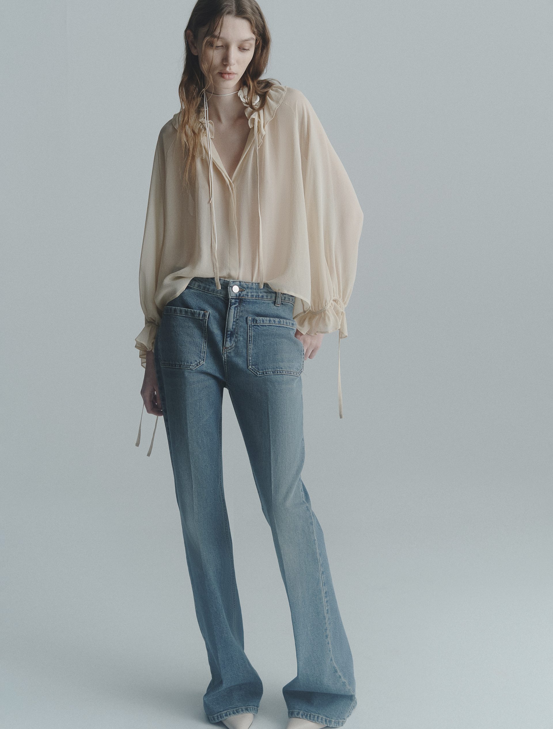 Look con jeans e camicia in seta Marella