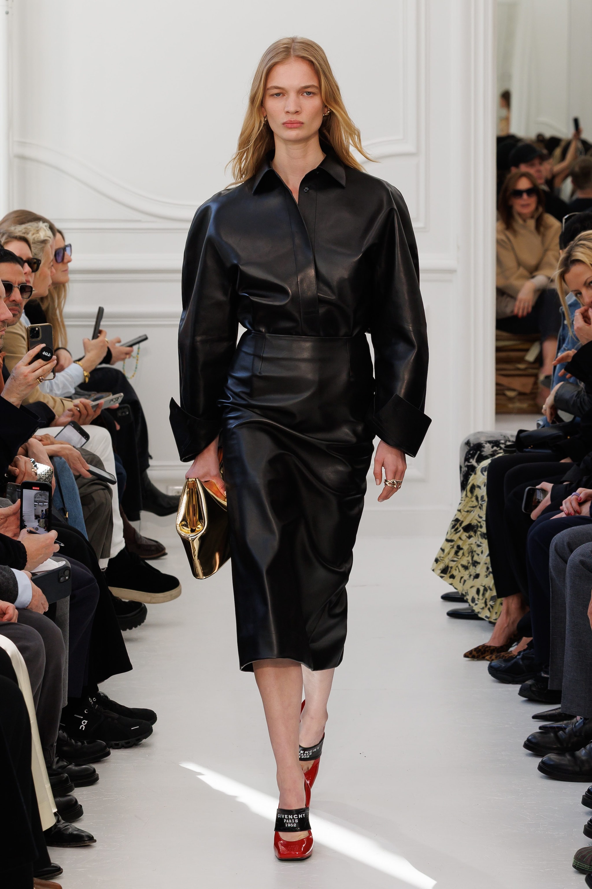 Total look in pelle Givenchy by Sarah Burton