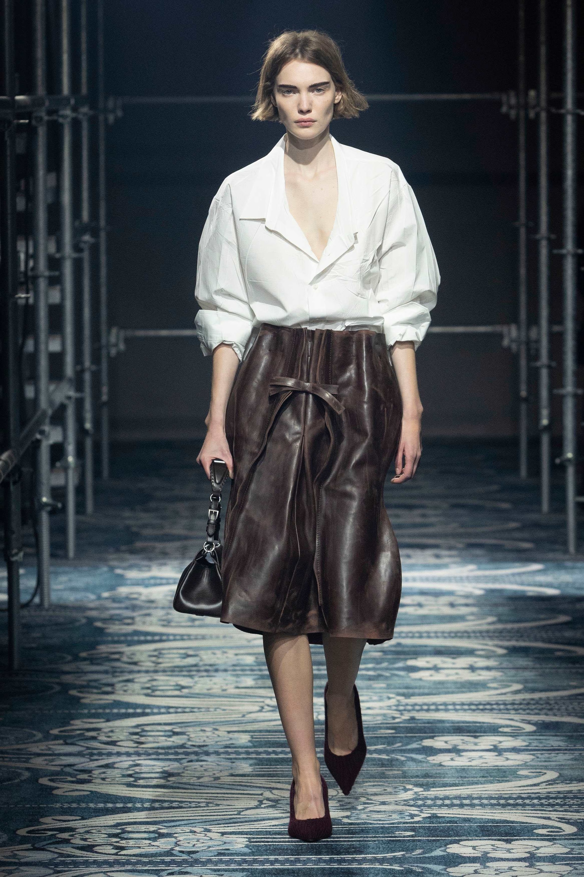 Gonna in pelle con camicia bianca Prada