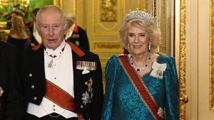 La regina Camilla rende omaggio a Elisabetta II con la preziosa tiara