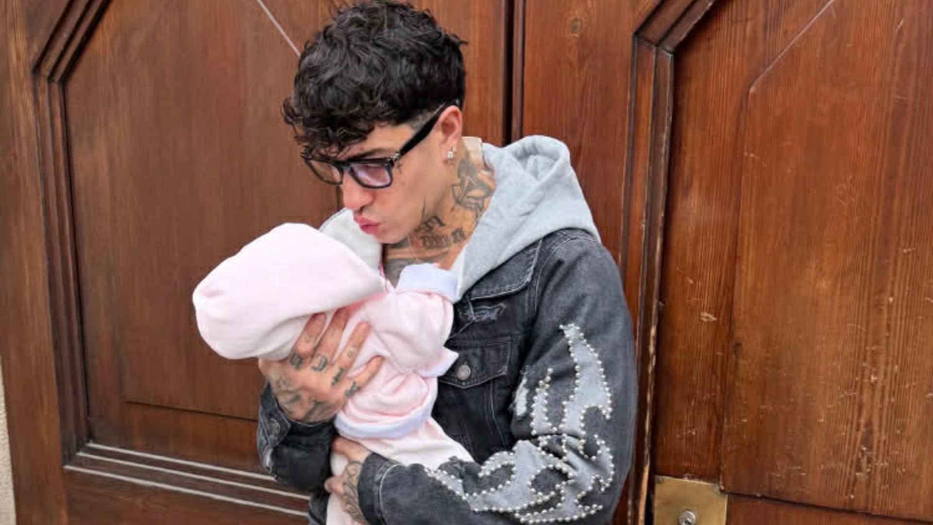 Tony Effe papà trendy: per la passeggiata con Priscilla indossa gli stivali rosa da oltre 2mila euro