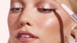 Come truccarsi a Natale 2025: il make-up per le feste è da diva e scintillante