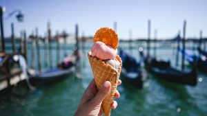 Quali saranno i trend di viaggio del 2026, dalle esperienze all'alba ai tour a piedi