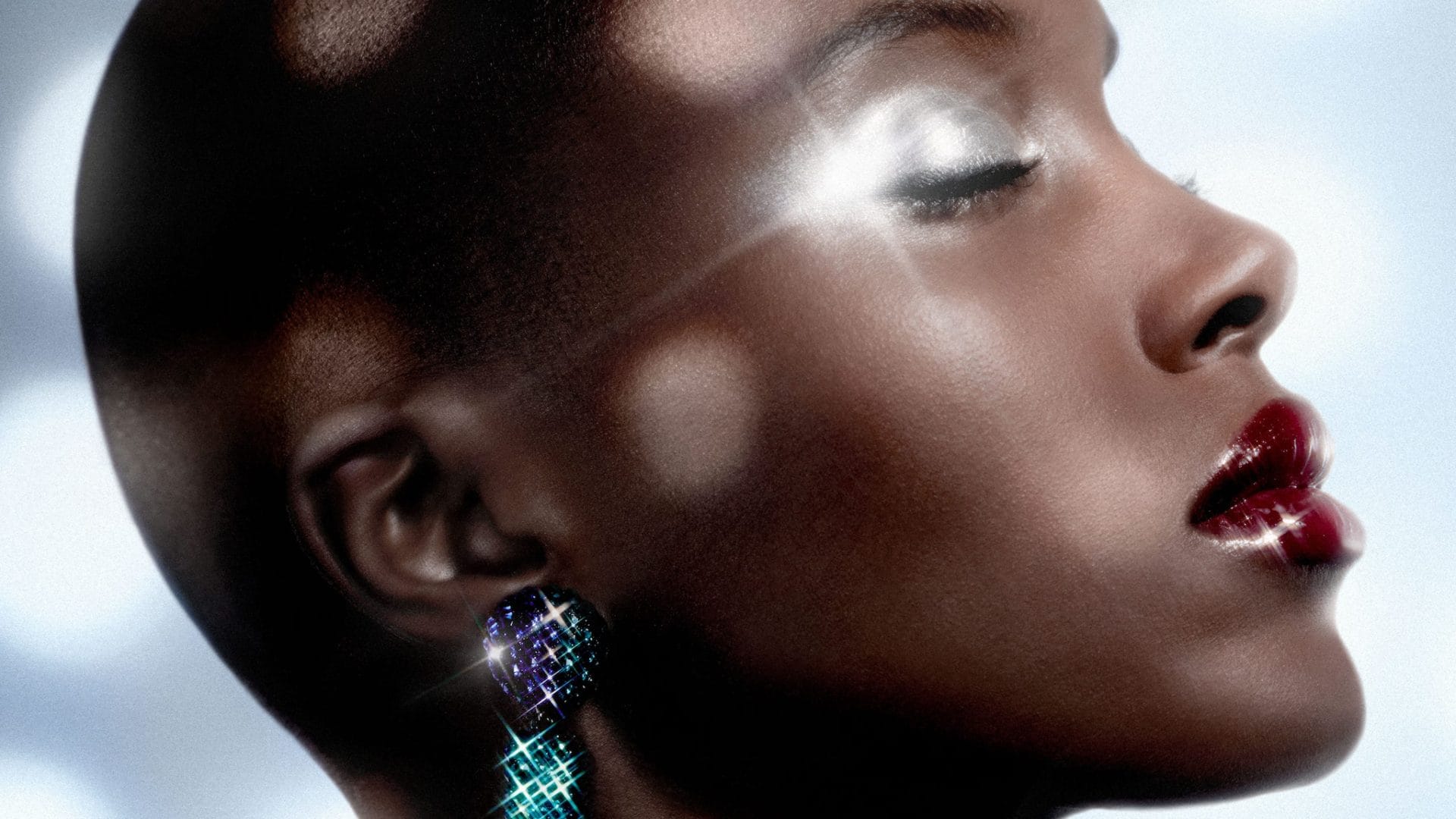 Come truccarsi a Capodanno 2026: il make-up è glamour e la parola d'ordine è brillare