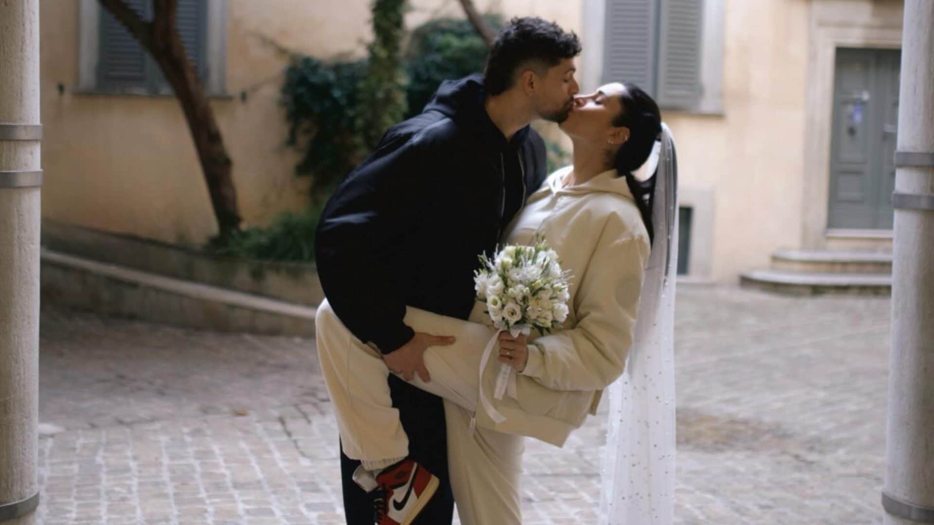 Perché Valentina Vignali e Fabio Stefanini si sono sposati in tuta e sneakers coordinate