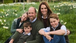 Il significato della cartolina natalizia di William e Kate: la foto tra i fiori coi figli